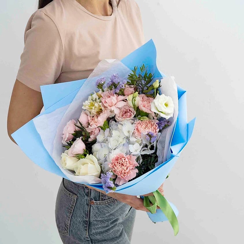 Изображение товара ЛЭТУАЛЬ FLOWERS Букет живых цветов "Лазурь M" из гортензии, роз, гвоздик, альстромерии и лизиантуса, 1 шт.