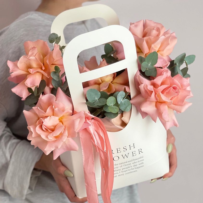 Изображение товара Персиковые французские розы с эвкалиптом и сумкой - букет 5 штук