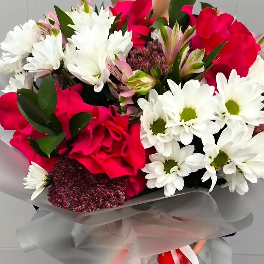 Изображение товара Подарочный букет из французских роз, хризантем и рускуса 1 шт