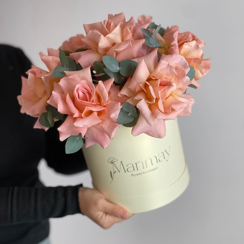 Изображение товара Подарочный букет французских роз с эвкалиптом в коробке 7 шт стильный подарок