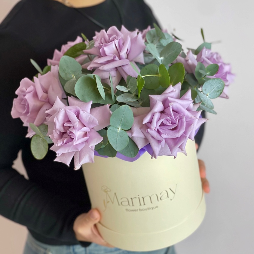 Изображение товара MARIMAY Букет сиреневых французских роз 7 шт в шляпной коробке — нежные, свежие розы, с эвкалиптом, 1 шт.