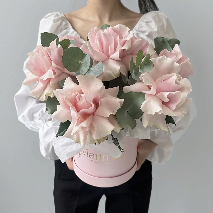 Изображение товара Букет розовых французских роз 7 шт в шляпной коробке - романтичный подарок