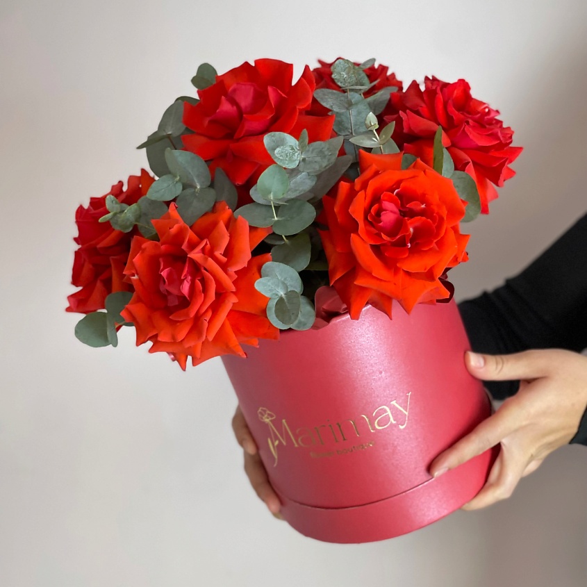 Изображение товара Букет из 7 алых французских роз в шляпной коробке с эвкалиптом - роскошный подарок