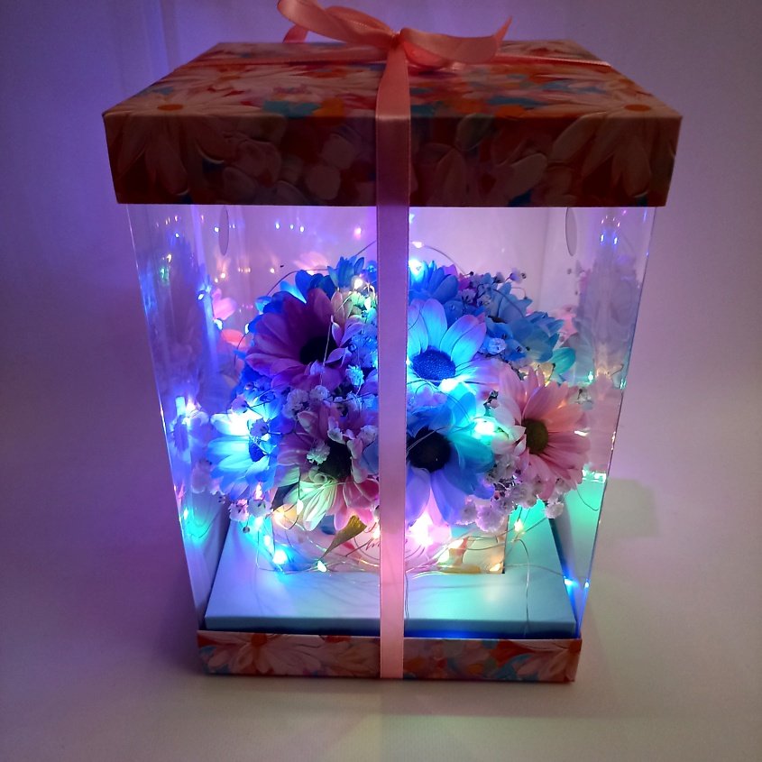 Изображение товара Живой букет хризантем с подсветкой и подарочной коробкой Для тебя