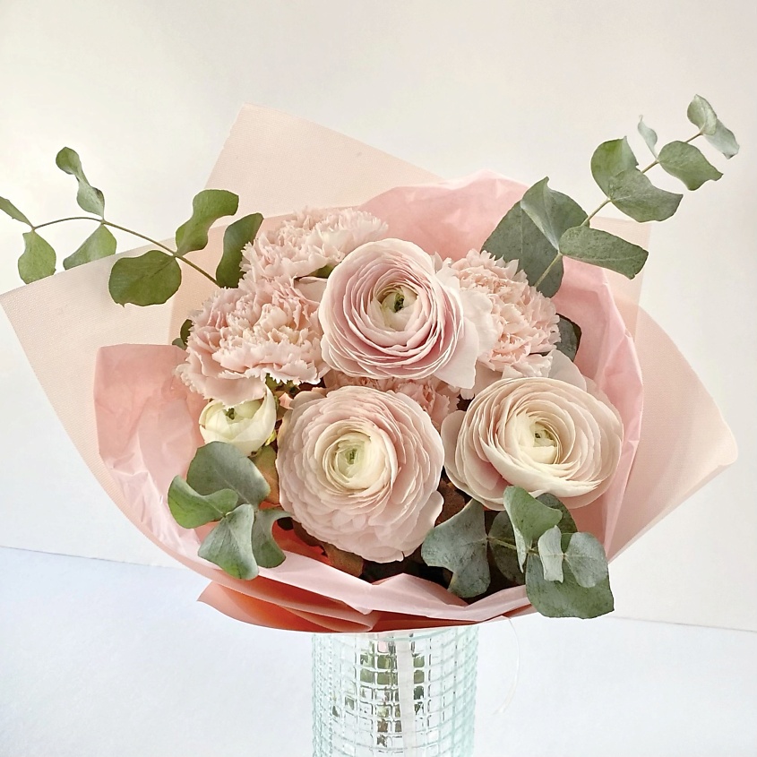 Изображение товара Букет из ранкулюсов, гвоздик и эвкалипта MAMOKA FLOWER STUDIO