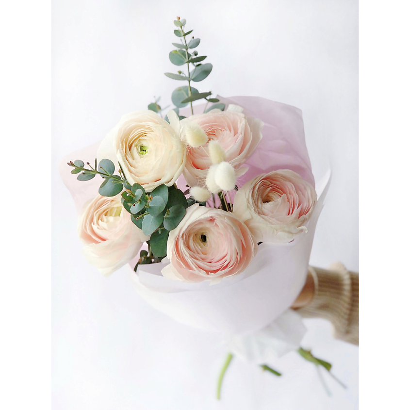 Изображение товара Букет живых цветов с ранункулюсами и эвкалиптом от MAMOKA FLOWER STUDIO