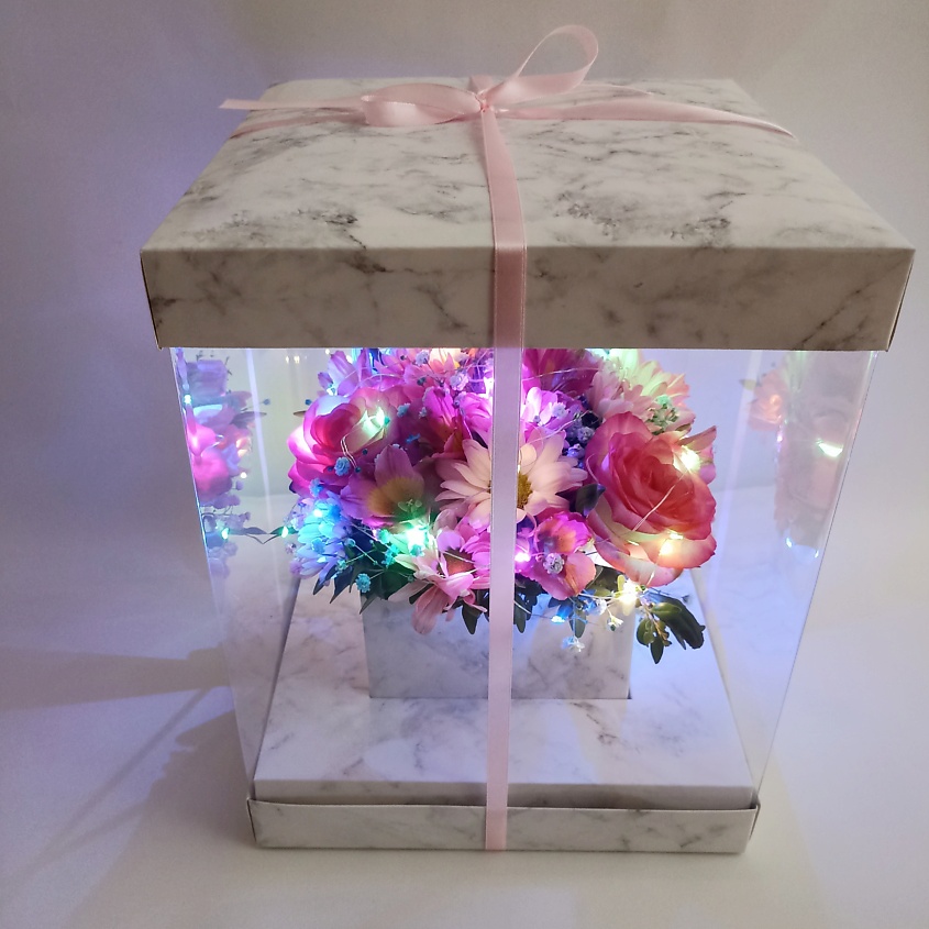 Изображение товара Цветочный букет с гирляндой в подарочной коробке Мрамор ЗЕФИРКО