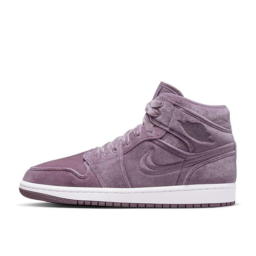 Изображение товара NIKE Спортивные кроссовки женские Jordan Air Jordan 1 Mid SE WMNS Purple Smoke, цвет: Фиолетовый, размер: 44.5