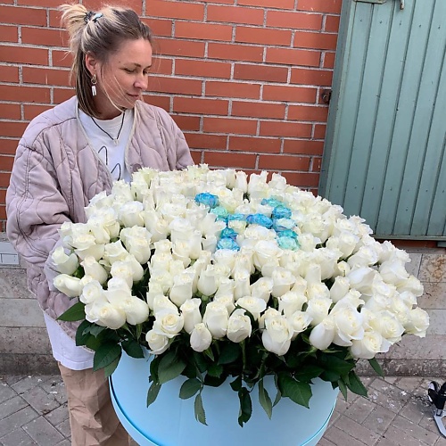 

РЯБИНА ЦВЕТОЧНАЯ МАСТЕРСКАЯ Огромный букет из белых роз с буквой 301 роза, Огромный букет из белых роз с буквой 301 роза