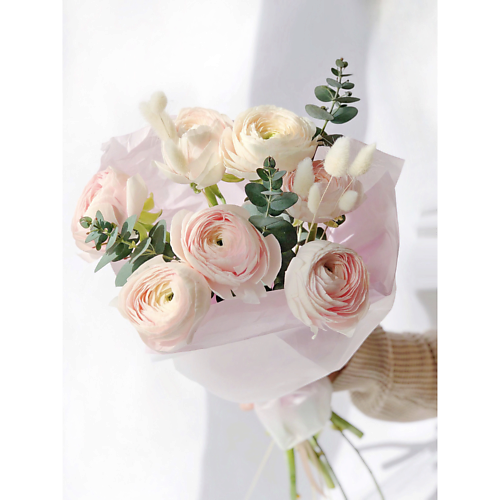 MAMOKA FLOWER STUDIO Букет живых цветов с ранункулюсами 7 шт и эвкалиптом