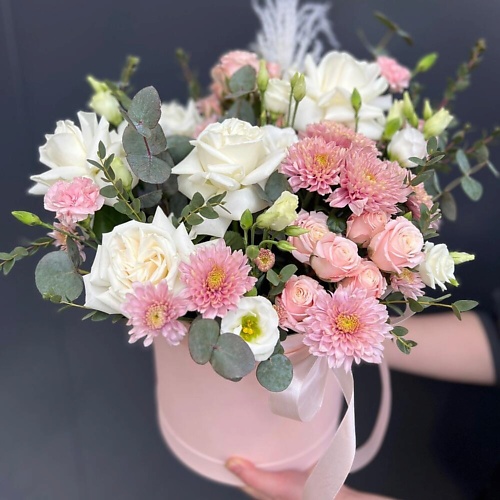 

FLOWERTVER Композиция в шляпной коробке с французскими розами и хризантемой, Композиция в шляпной коробке с французскими розами и хризантемой