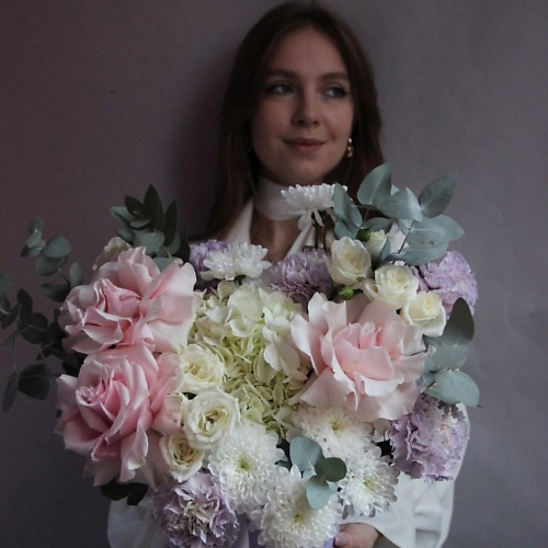 

РЯБИНА ЦВЕТОЧНАЯ МАСТЕРСКАЯ Большая коробка из гортензии и роз, Большая коробка из гортензии и роз