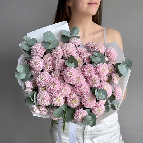 

FLOWERS DE LUXE БУТИК ЦВЕТОВ И ПОДАРКОВ Нежный букет розовая хризантема и эвкалипт, Нежный букет розовая хризантема и эвкалипт