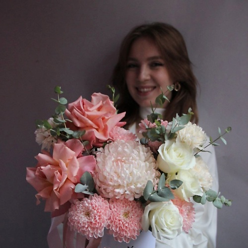 

РЯБИНА ЦВЕТОЧНАЯ МАСТЕРСКАЯ Белая коробока гвоздик и роз, Белая коробока гвоздик и роз