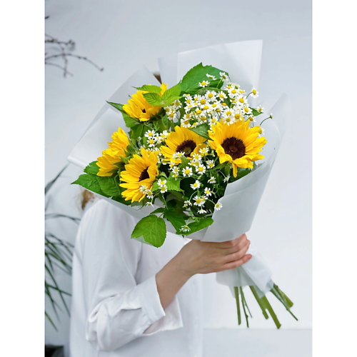 

MAMOKA FLOWER STUDIO Летний букет с подсолнухами ромашками и веточками малины., Летний букет с подсолнухами ромашками и веточками малины.