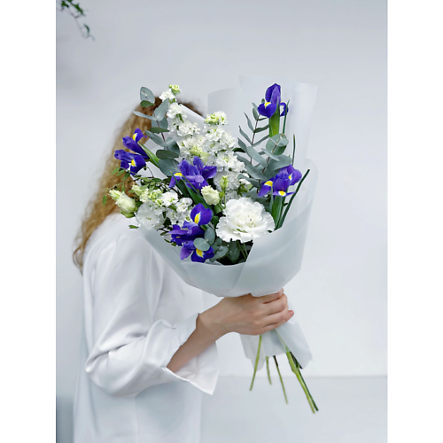 

MAMOKA FLOWER STUDIO Авторский букет живых цветов с ирисами, эустомой и маттиолой, Авторский букет живых цветов с ирисами, эустомой и маттиолой