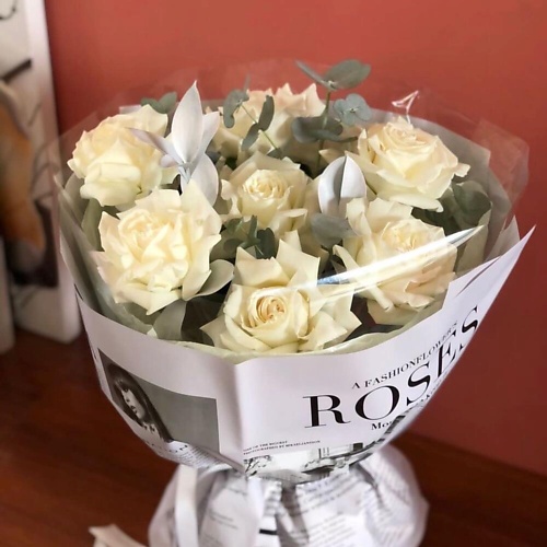 FLOWERTVER Букет с французскими розами и эвкалиптом