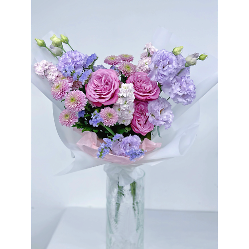 

MAMOKA FLOWER STUDIO Букет с розой, эустомой, маттиолой, хризантемой и статицей., Букет с розой, эустомой, маттиолой, хризантемой и статицей.