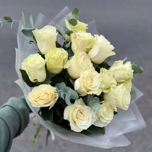 

FLOWERTVER Букет из 15 белых роз с эвкалиптом, Букет из 15 белых роз с эвкалиптом