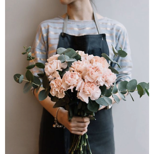 

MAMOKA FLOWER STUDIO Букет живых цветов. Гвоздики 11 шт и эвкалипт. Упаковка крафт, Букет живых цветов. Гвоздики 11 шт и эвкалипт. Упаковка крафт