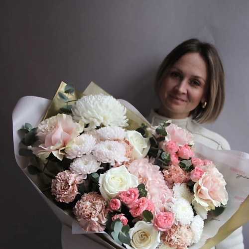 

РЯБИНА ЦВЕТОЧНАЯ МАСТЕРСКАЯ Пышный букет пионовидных роз, гортензии и хризантем, Пышный букет пионовидных роз, гортензии и хризантем