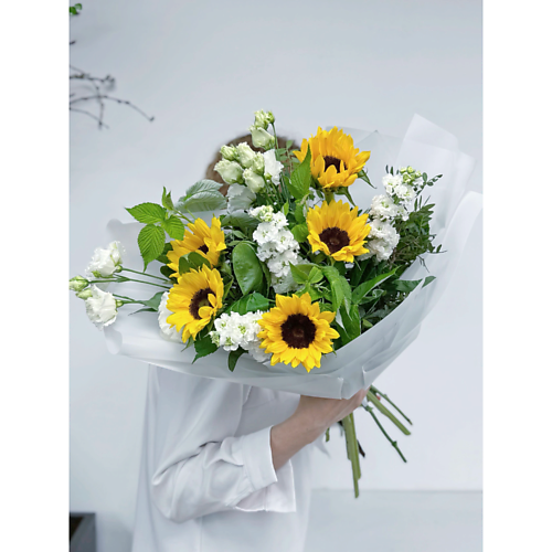 MAMOKA FLOWER STUDIO Букет летний с подсолнухами, ароматной маттиолой, эустомой и веточками малины