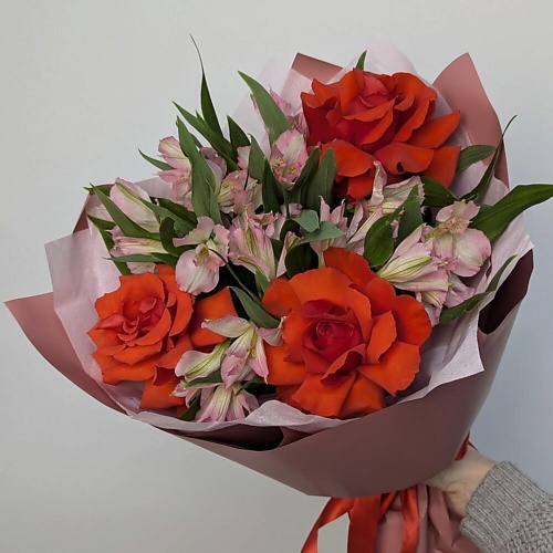 

FLOWERS DE LUXE БУТИК ЦВЕТОВ И ПОДАРКОВ ХИТ Стойкий букет из французской розы и альстромерии, ХИТ Стойкий букет из французской розы и альстромерии
