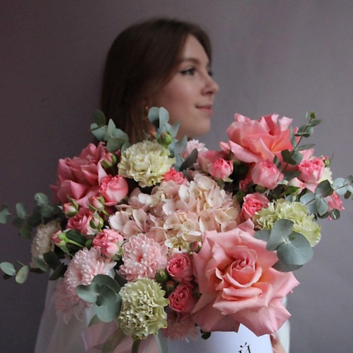 

РЯБИНА ЦВЕТОЧНАЯ МАСТЕРСКАЯ Белая коробка из хризантемы, роз и гвоздик, Белая коробка из хризантемы, роз и гвоздик