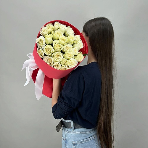 

ШАРЛАНДИЯ ГРИНЛАНДИЯ Букет из 25 белых кенийских роз "Красный стиль", Букет из 25 белых кенийских роз "Красный стиль"