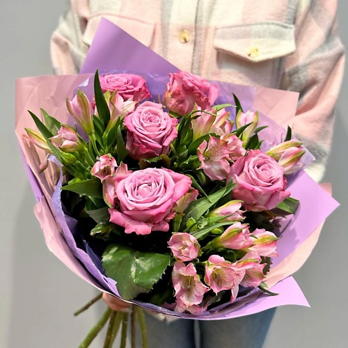 

FLOWERS DE LUXE БУТИК ЦВЕТОВ И ПОДАРКОВ Черничка Дуо букет - роза и альстромерия, Черничка Дуо букет - роза и альстромерия