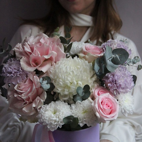 

РЯБИНА ЦВЕТОЧНАЯ МАСТЕРСКАЯ Сиреневая коробка роз и хризантем, Сиреневая коробка роз и хризантем