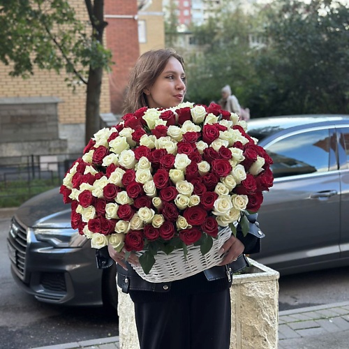 

РЯБИНА ЦВЕТОЧНАЯ МАСТЕРСКАЯ Букет из красных и белых роз в корзине 301 роза, Букет из красных и белых роз в корзине 301 роза