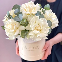 Букет белых французских роз 7 шт в шляпной коробке — нежные свежие розы, премиальный подарок