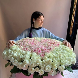 Огромной букет из 319 роз в шляпной коробке