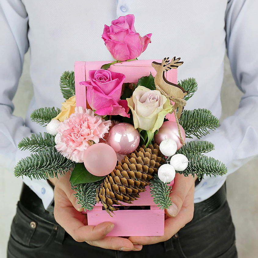 Изображение товара Новогодняя композиция из живой хвои и цветов для праздничного интерьера