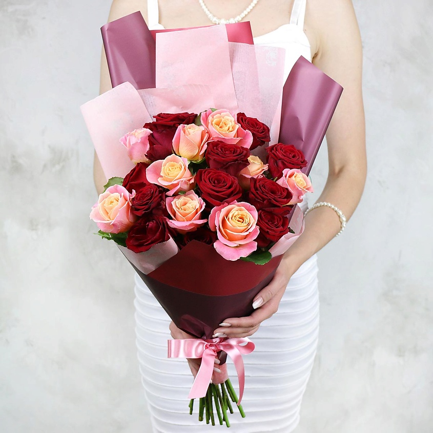Изображение товара Букет из 21 красной и коралловой розы 60 см от Букет Маркет