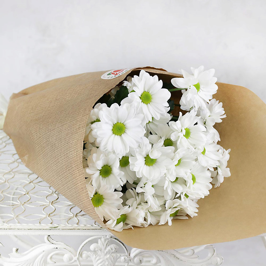 Изображение товара Букет из 5 живых хризантем в крафте от Букет Маркет - подарок на праздник