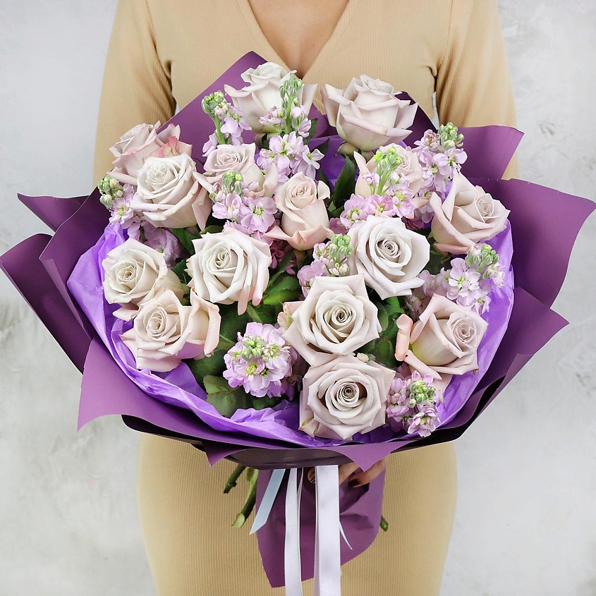 Изображение товара Букет из сиреневых роз и маттиол - свежесть и красота