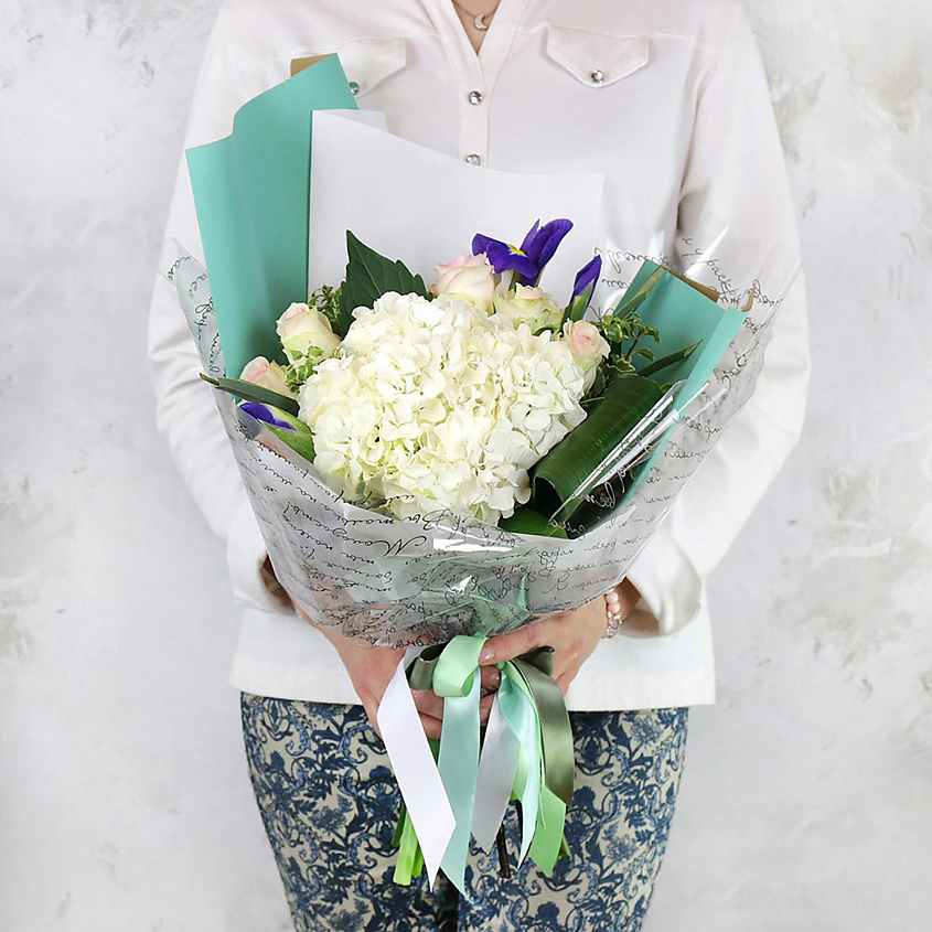 Изображение товара БУКЕТ МАРКЕТ ДАРИТЕ С УДОВОЛЬСТВИЕМ Букет из гортензий, ирисов и роз в оригинальной упаковке, 1 шт.