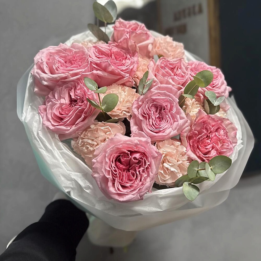Изображение товара Цветочный букет из роз Pink Ohara диантусов и эвкалипта 1 шт