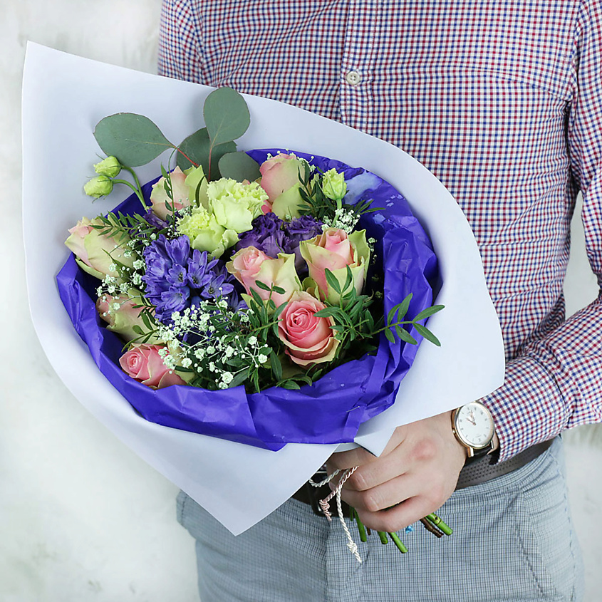 Изображение товара Авторский букет из роз, лизиантуса и гиперикума 1 шт. доставка подарок