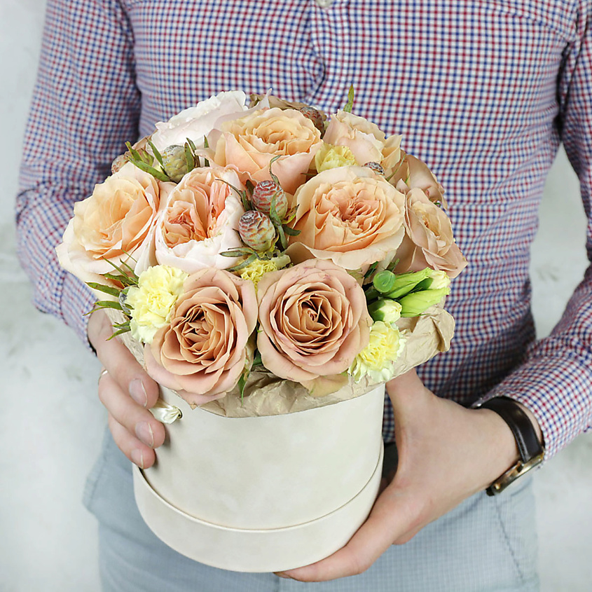 Изображение товара БУКЕТ МАРКЕТ ДАРИТЕ С УДОВОЛЬСТВИЕМ Композиция из пионовидных роз в шляпной коробке, 1 шт.