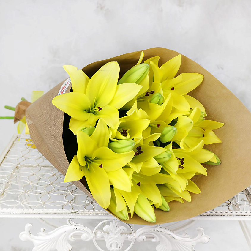 Изображение товара Букет из 5 лилий в крафте с Хризалом - свежие живые цветы для подарка