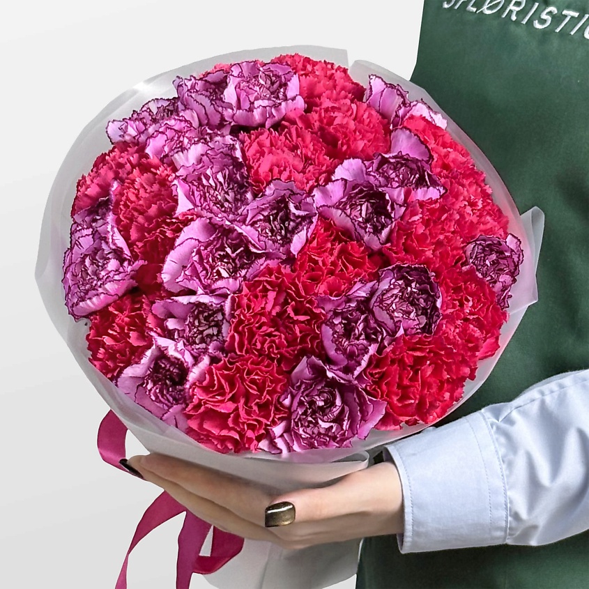 Изображение товара STUDIO FLORISTIC Букет из малиновых и фиолетовых Гвоздик 35 шт «Пламя Сердца», Розовый