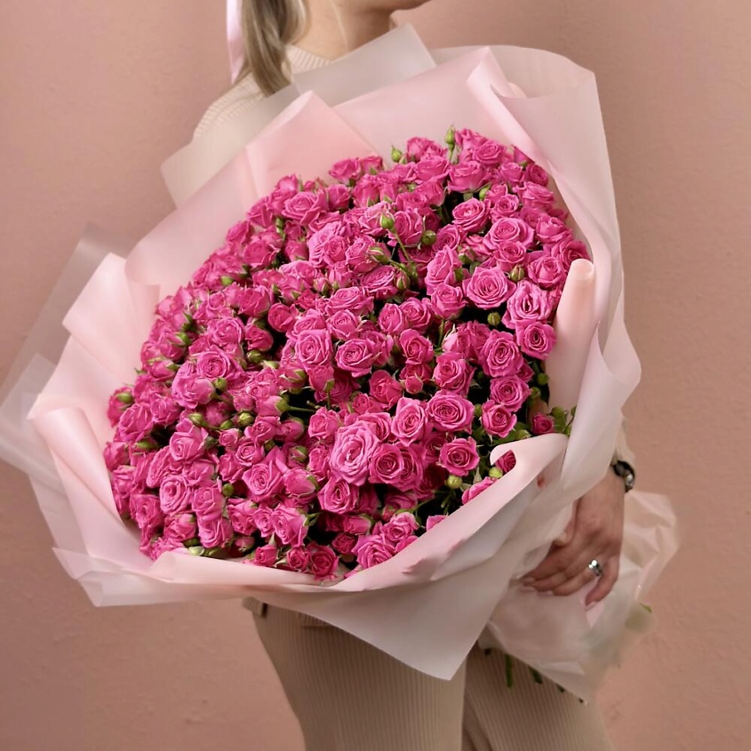 Изображение товара Большой букет из 51 розовой кустовой розы с упаковкой