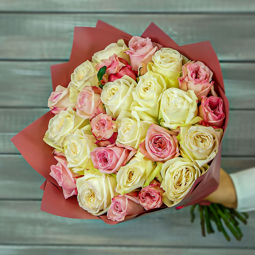 Изображение товара Букет из 25 белых и розовых роз Охара - свежие цветы для подарка