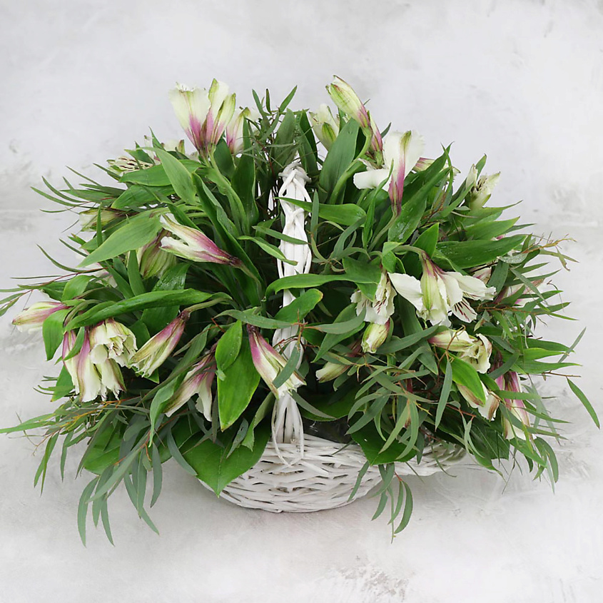 Изображение товара Композиция из альстромерий в корзине для подарка и декора