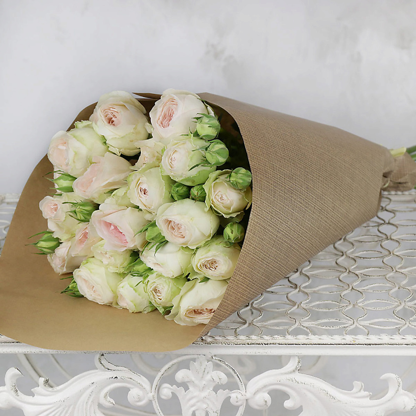 Изображение товара Букет из пионовидных кустовых роз Клустер в крафте 1 шт.