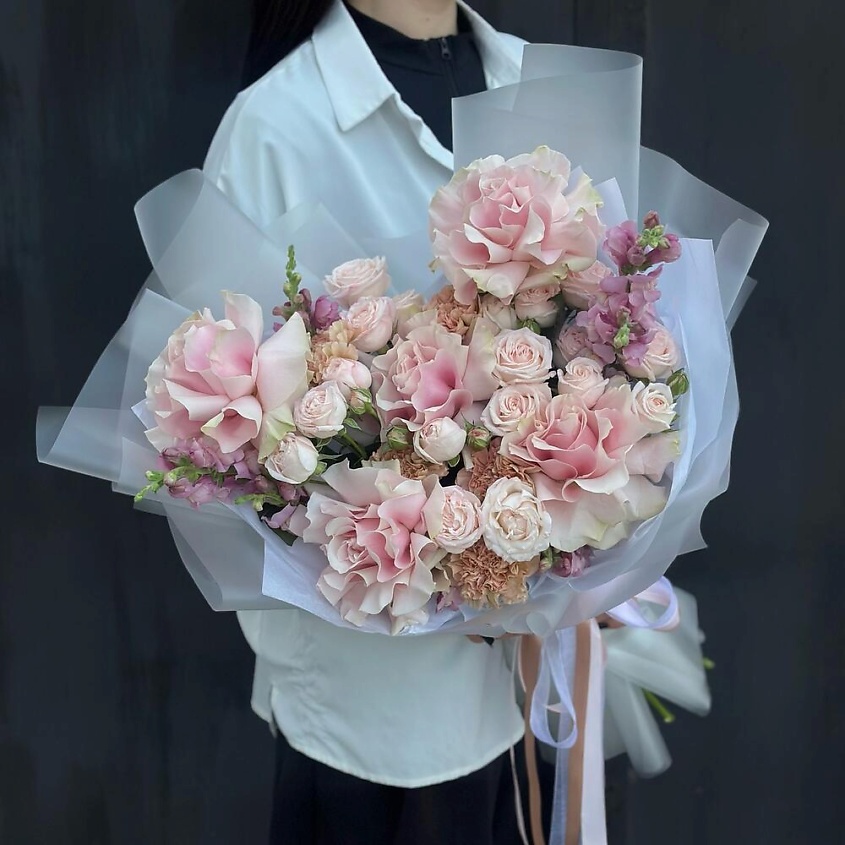 Изображение товара Нежный авторский букет цветов с розами диантусами и львиным зевом от Chalet Green