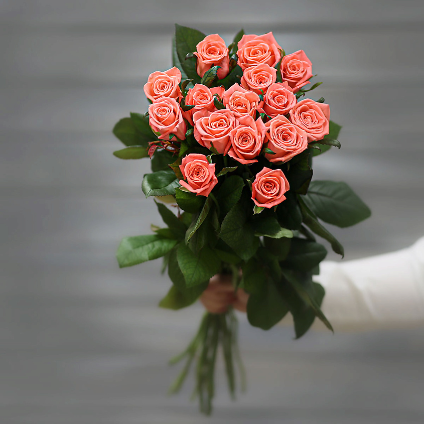 Изображение товара Букет из 17 коралловых роз с лентой 50 см от Букет Маркет
